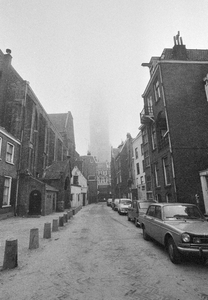 849241 Gezicht op het Buurkerkhof te Utrecht, met links de zuidelijke gevel van de Buurkerk en op de achtergrond de ...